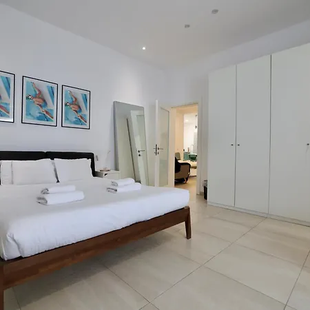 Central Sliema Apartment * Слима
