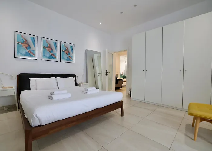 Central Sliema Apartment * Слима