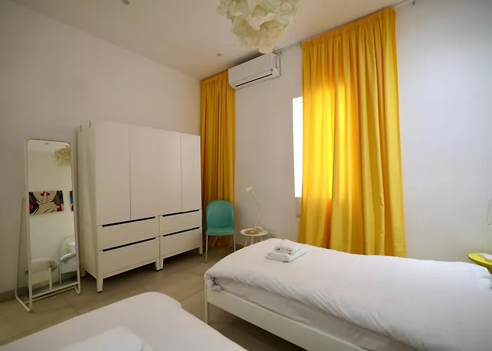 Central Sliema Apartment * Слима